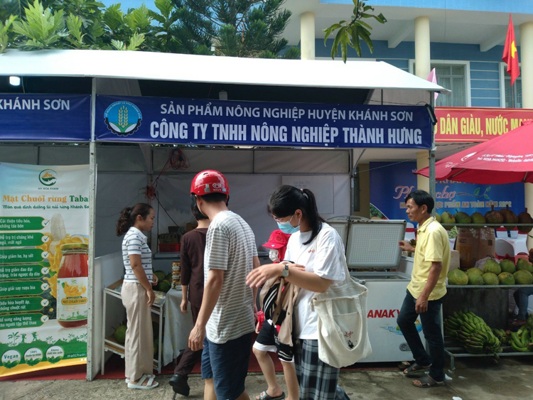 Thanh Hung Agriculture Company, produces crispy dried durian