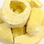 If you're looking for a method to make crispy dried durian that retains its shape and natural color, consider freeze-drying for the best quality.